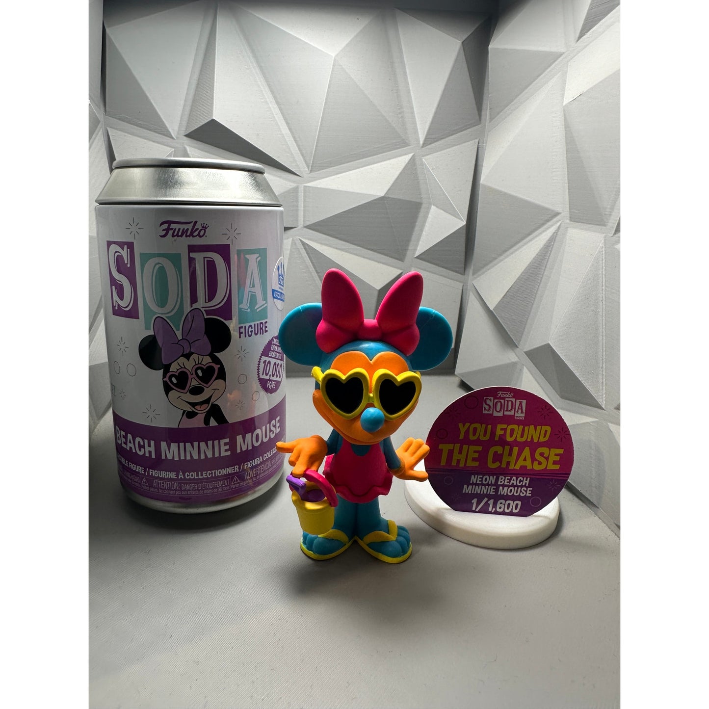 Black Light Beach Minnie Mouse Chase Funko Soda